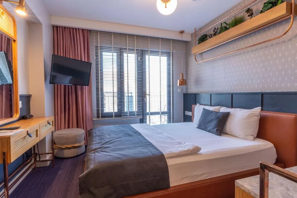 Room, Viva La Vita, Izmir