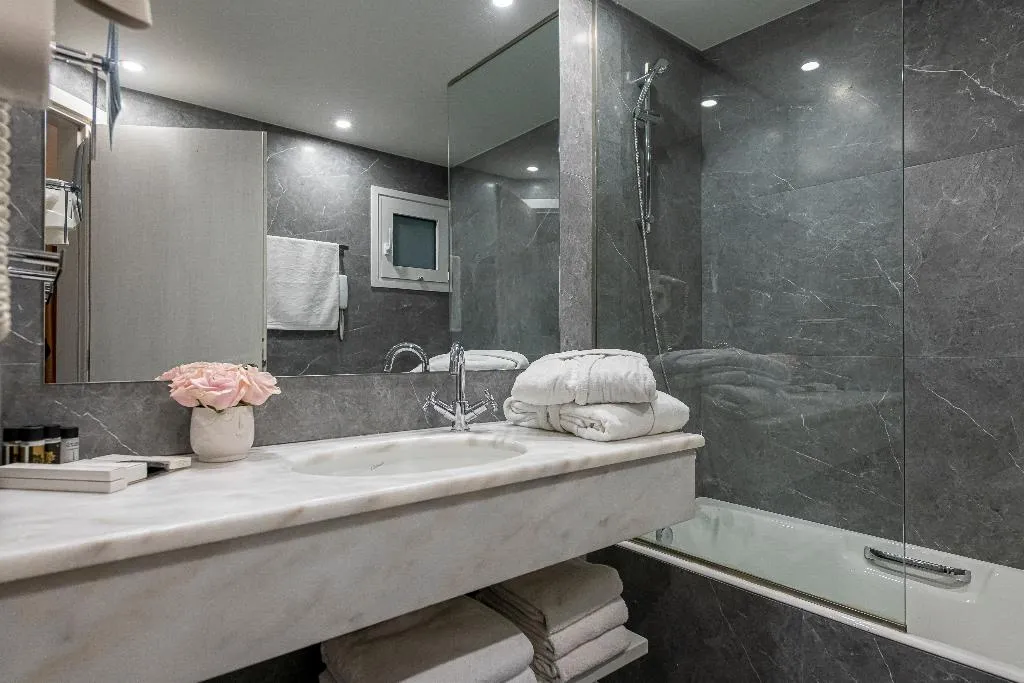 TRIPLE WITH VIEWS Room, Astor Hotel Athens, Athens