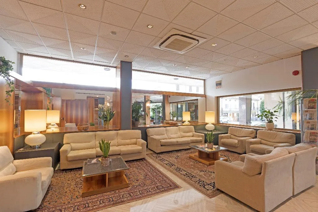 Lobby, Minerva, Florence