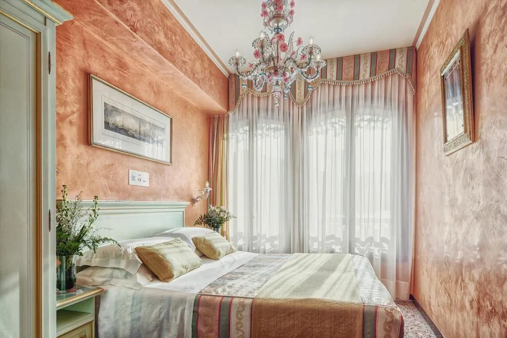 Room, Firenze, Venice