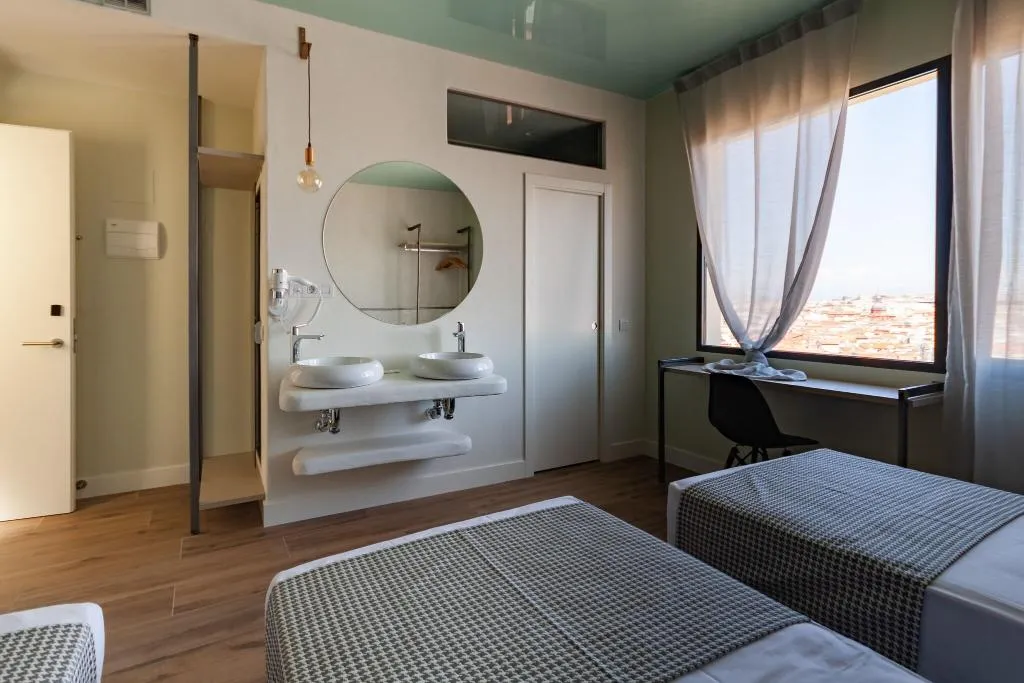 Room, Hostal Charlotte, Madrid