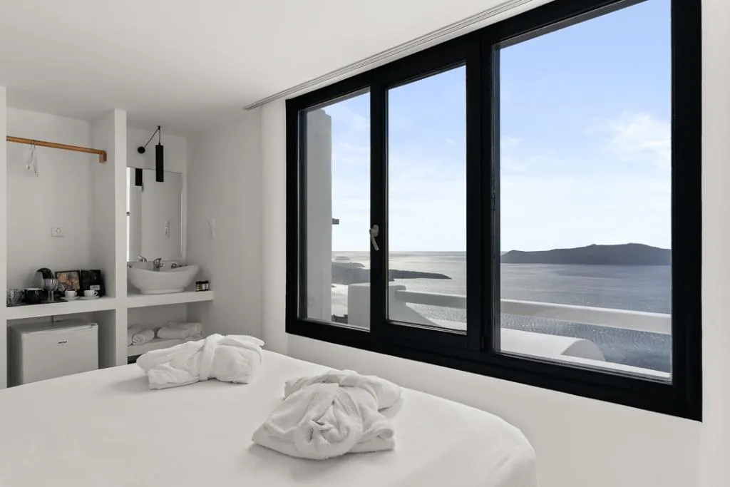 STUDIO WITH JACUZZI Room, Mill Houses New Elegant Suites by Mr and Mrs White, Santorini
