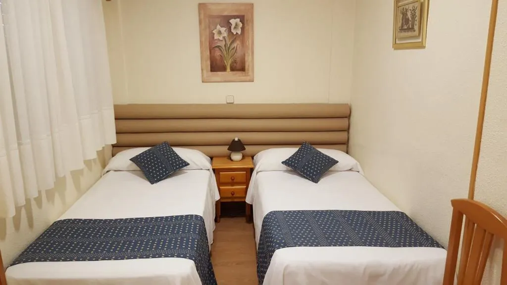 SINGLE WITH SHARED BATHROOM Room, Cuatro Caños, Madrid