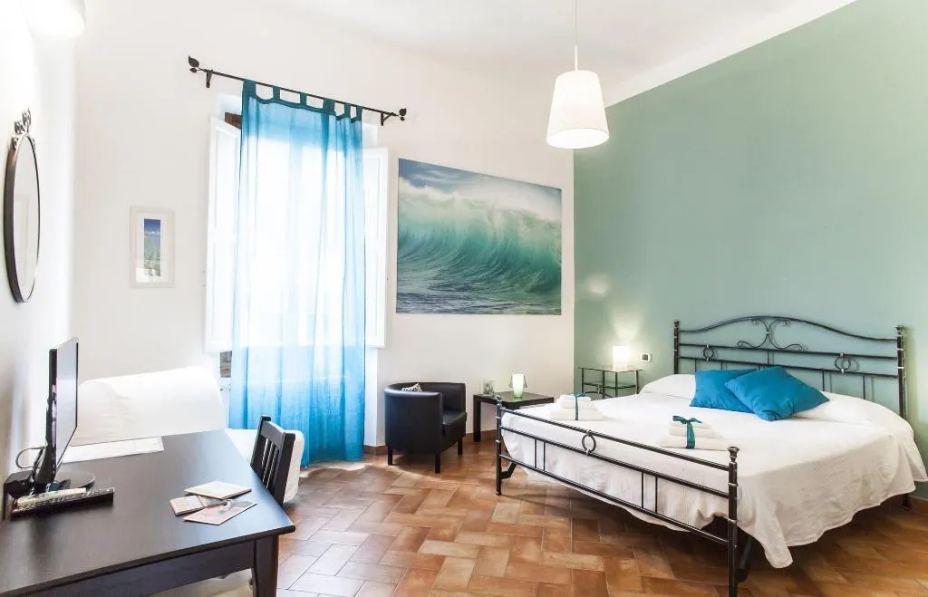 Room, Chez Moi, Florence