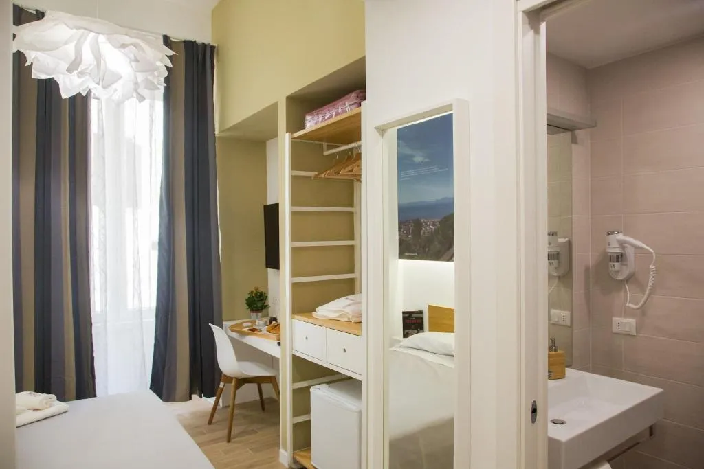 Room, Napolinn B&B, Naples
