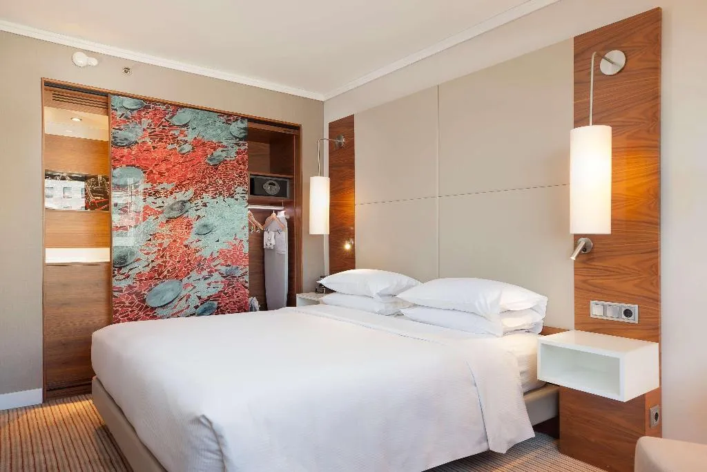 SINGLE STANDARD Room, Hilton Barcelona, Barcelona