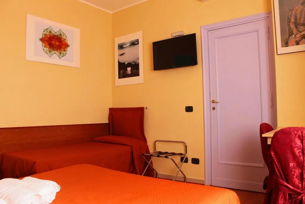 Room, Colosseoinn, Naples