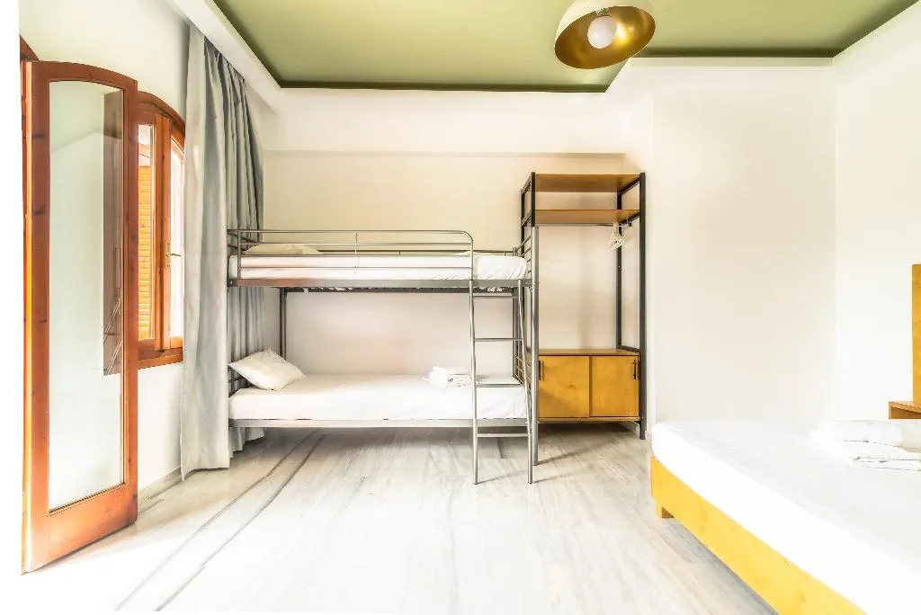 QUADRUPLE ONE BEDROOM ONE BATHROOM Room, Prince Of Lillies, Crete