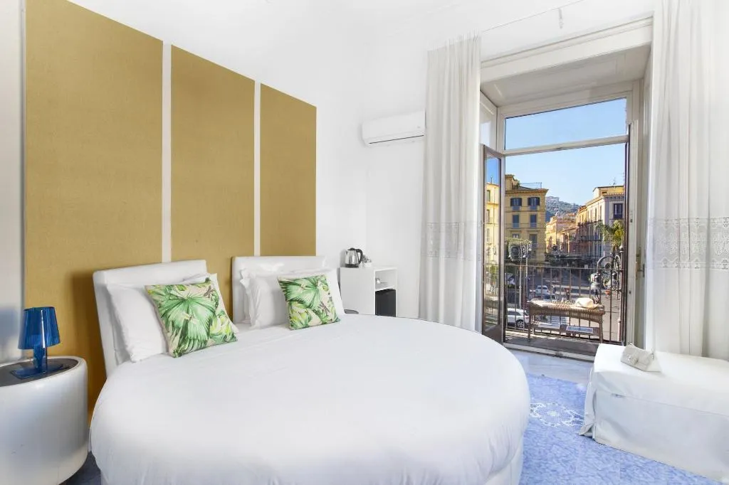 Room, Piazza Tasso B B, Naples