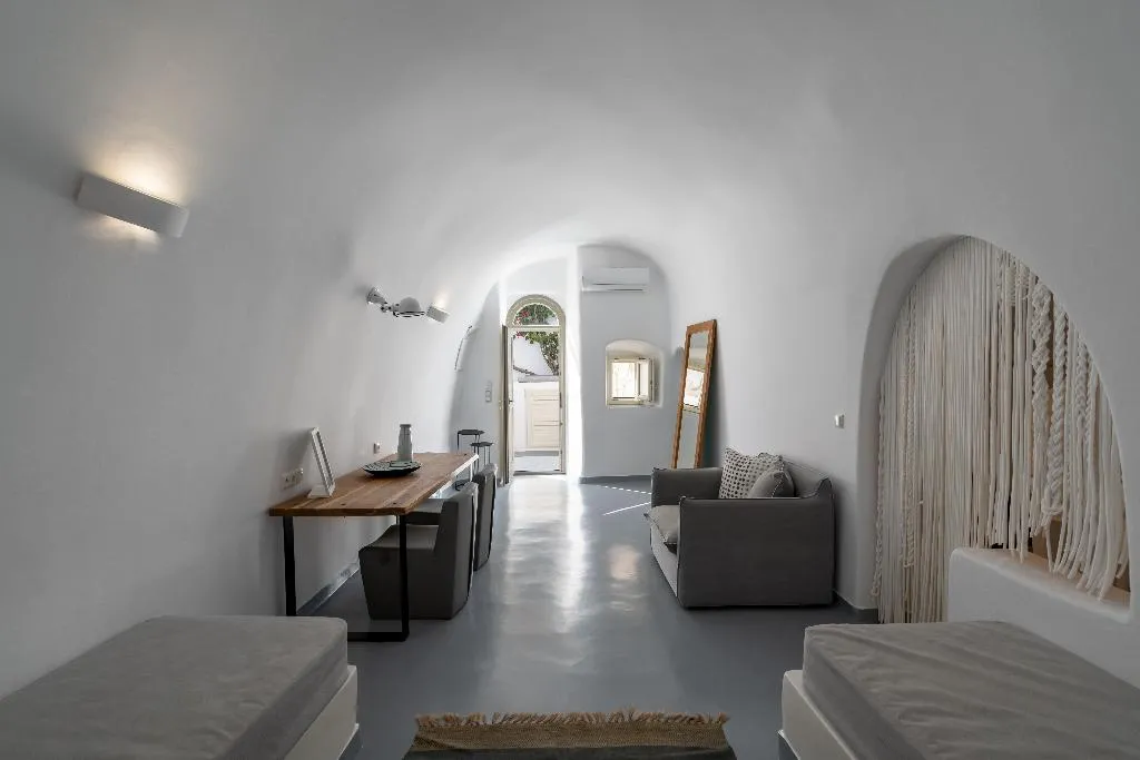 SUITE CAPACITY 4 Room, Cliffside Suites, Santorini