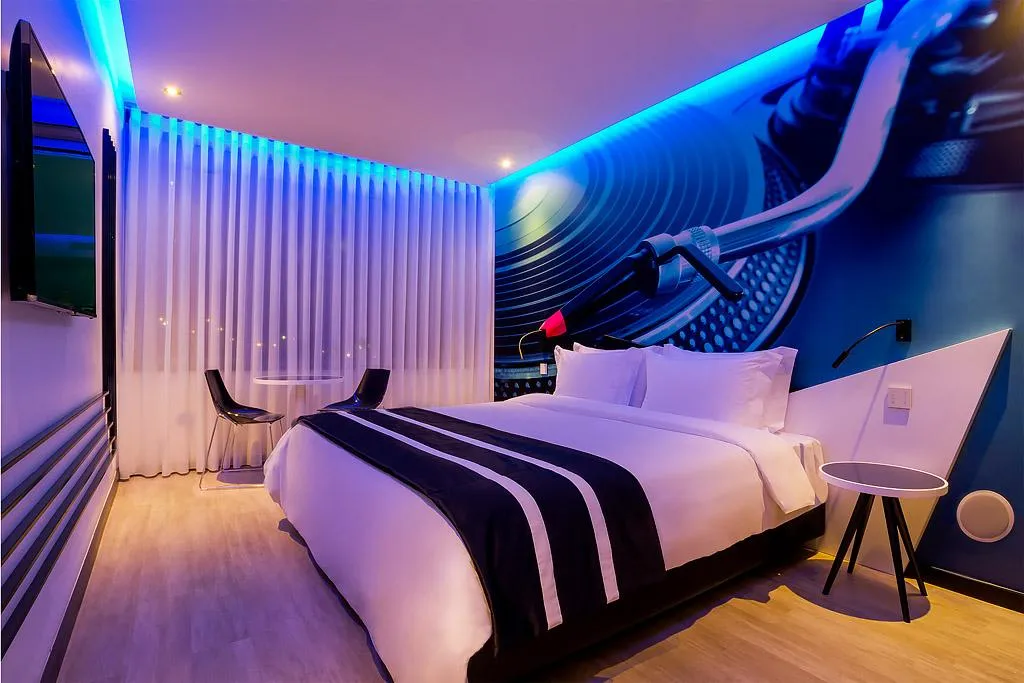 DOUBLE KING SIZE BED Room, HF Fenix Music, Lisbon