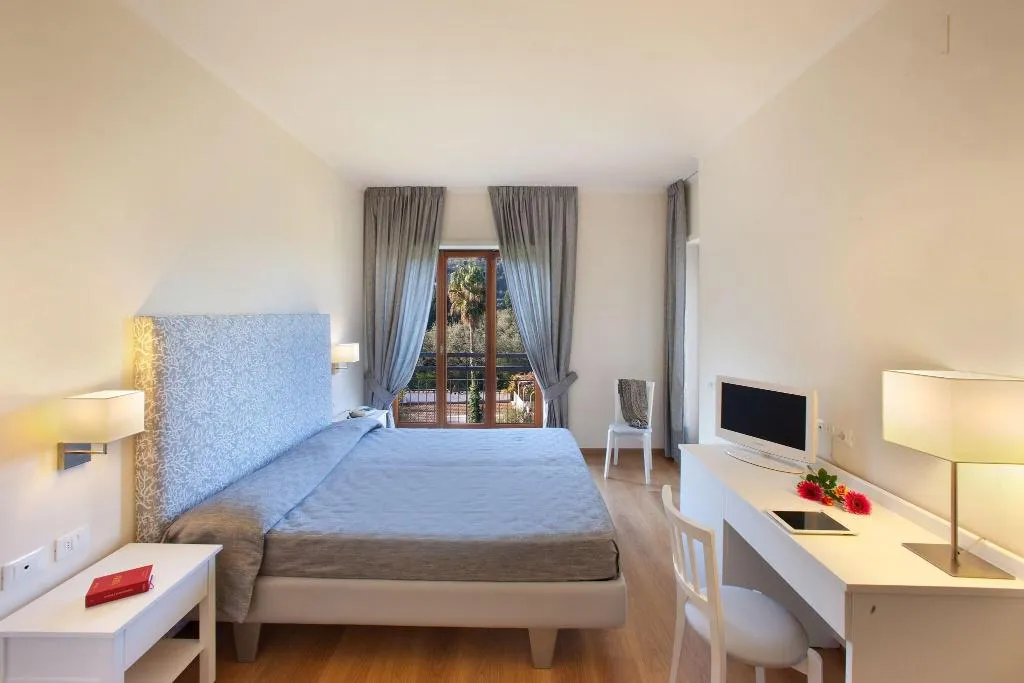 Double or Twin GARDEN VIEW Room, Hotel Regina Sorrento, Naples