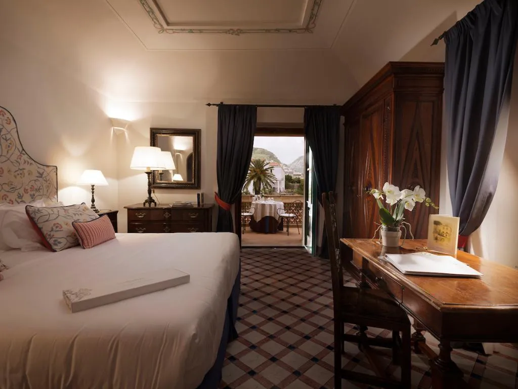 DOUBLE DELUXE WITH TERRACE Room, Villa Cimbrone, Naples