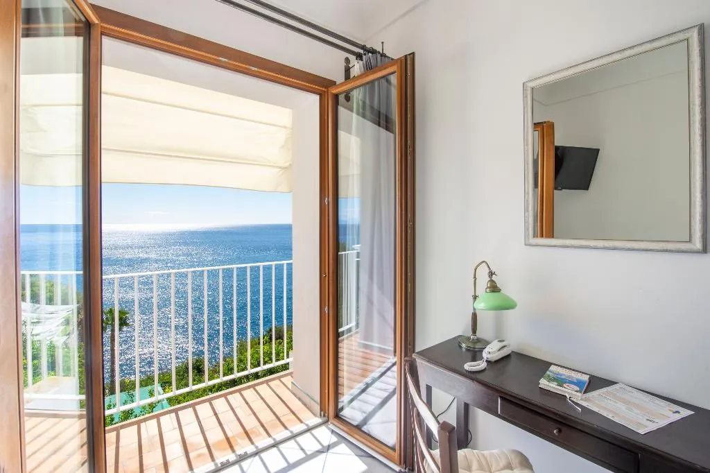 DOUBLE SEA VIEW Room, Maresca Hotel Praiano, Naples