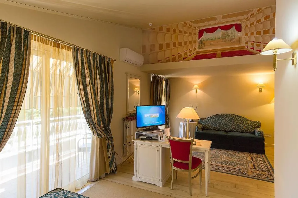 Room, Serenella, Milan