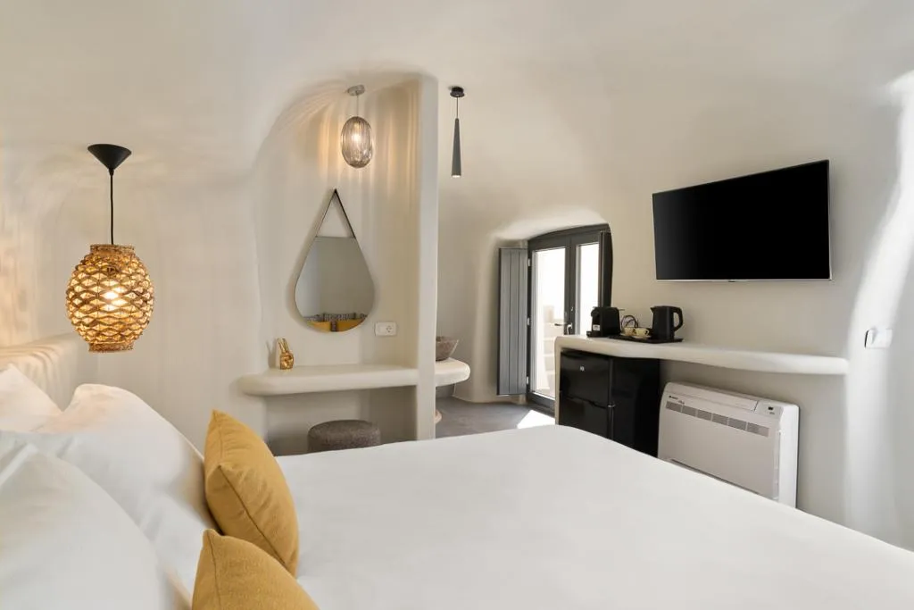 JUNIOR SUITE WITH JACUZZI Room, Aeon Suites by Mr and Mrs White, Santorini