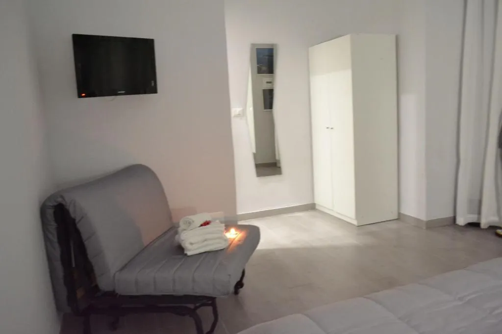 Room, Bassetto 013, Naples