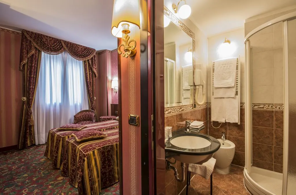 Room, Vittoria, Milan