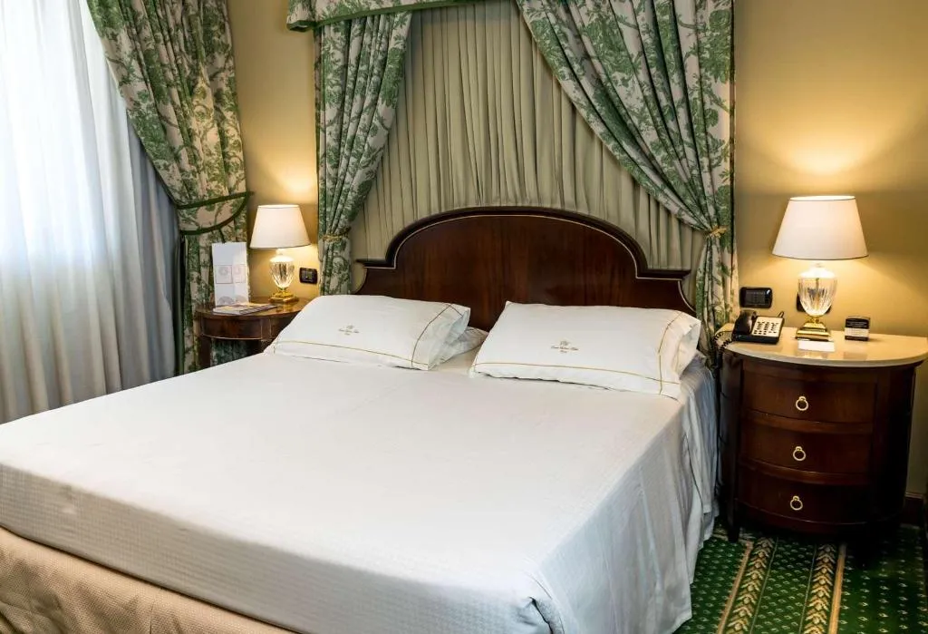 Room, River Chateau, Rome