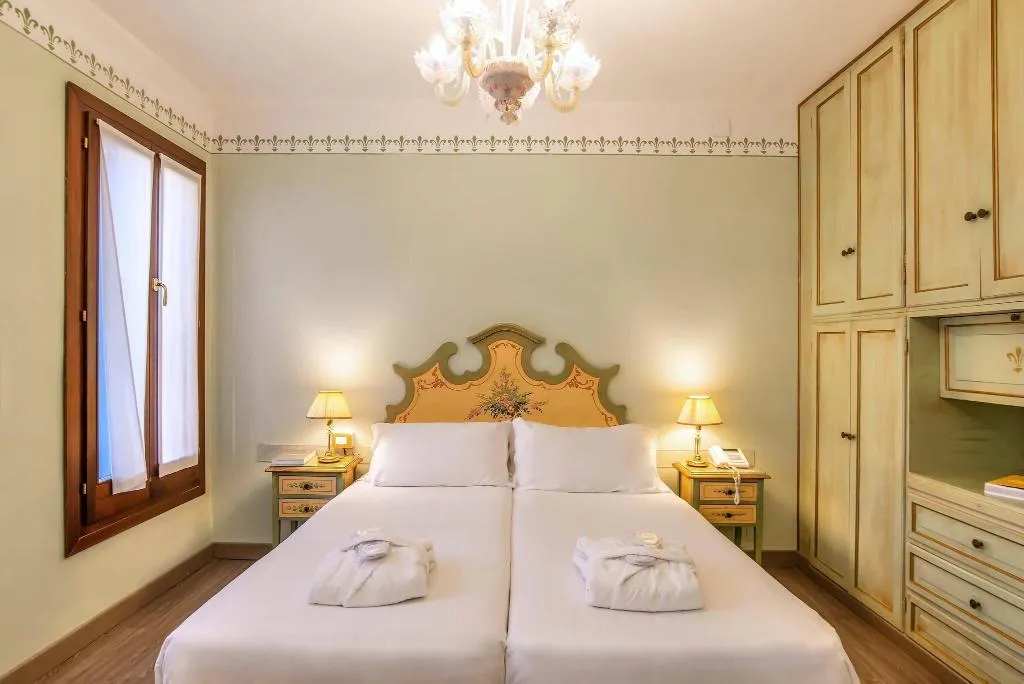 JUNIOR SUITE QUEEN SIZE BED Room, La Fenice et des Artistes, Venice