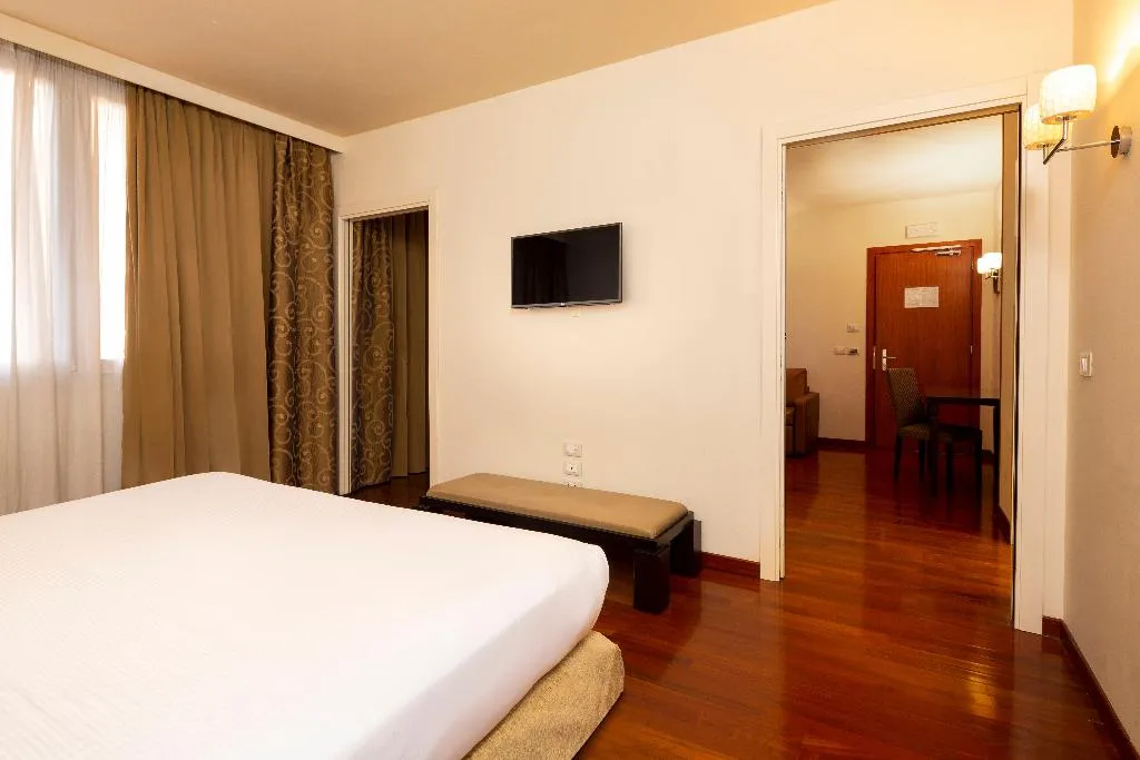 SUITE TWO DOUBLE BEDS ONE BEDROOM  Room, Crowne Plaza Venice East Quarto D'altino, Venice