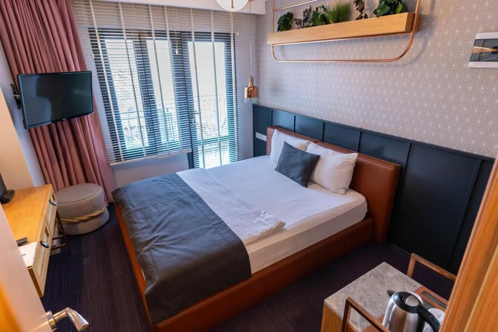 Room, Viva La Vita, Izmir