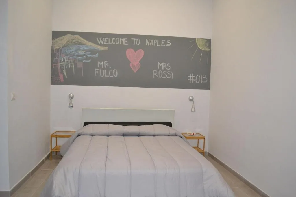 Room, Bassetto 013, Naples