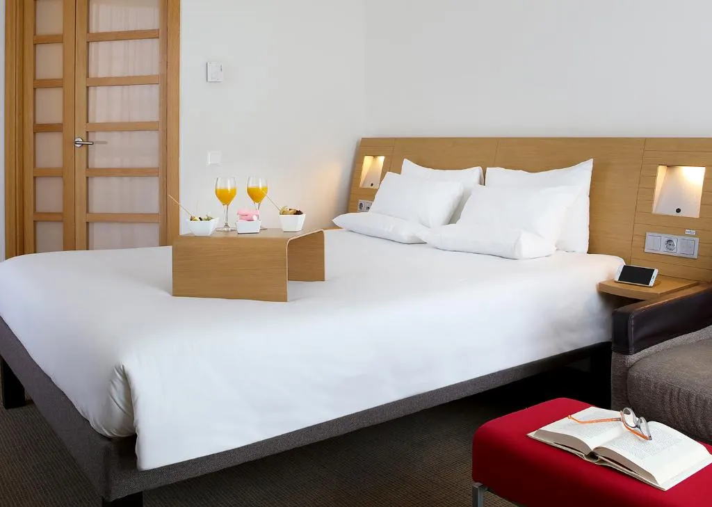 DOUBLE WITH DOUBLE BED Room, Novotel Barcelona City, Barcelona