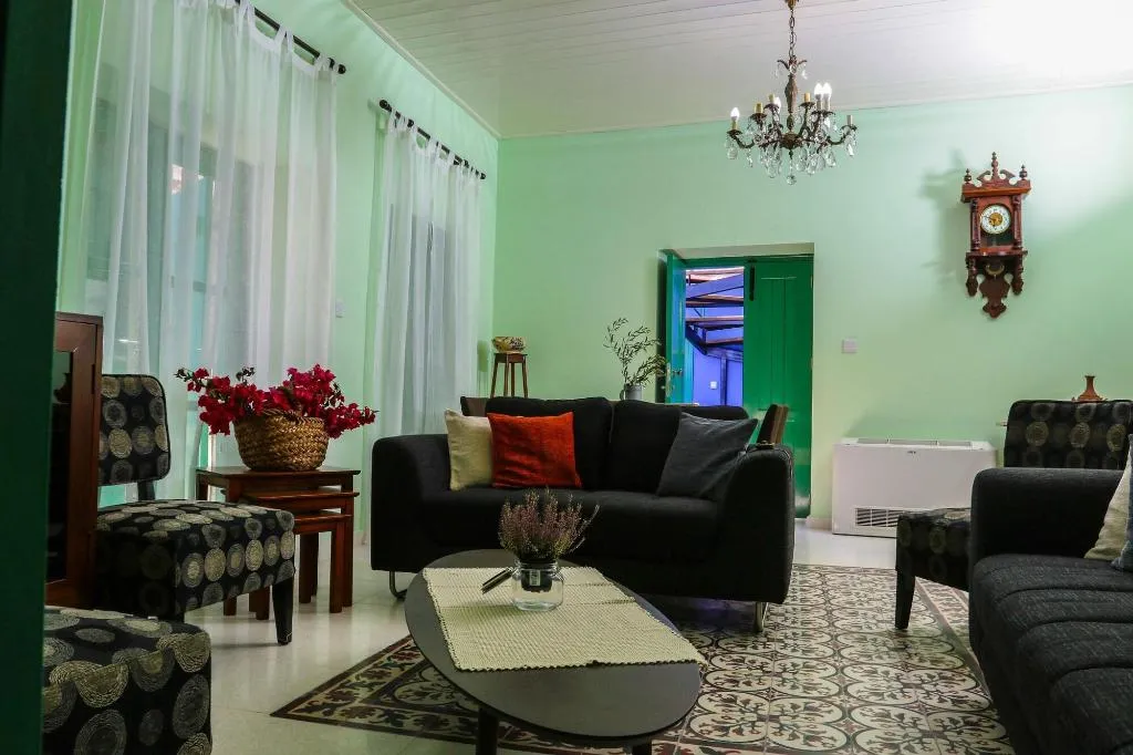 Lobby, To Konatzi Tis Marikkas Tzie Tou Yianni, Cyprus