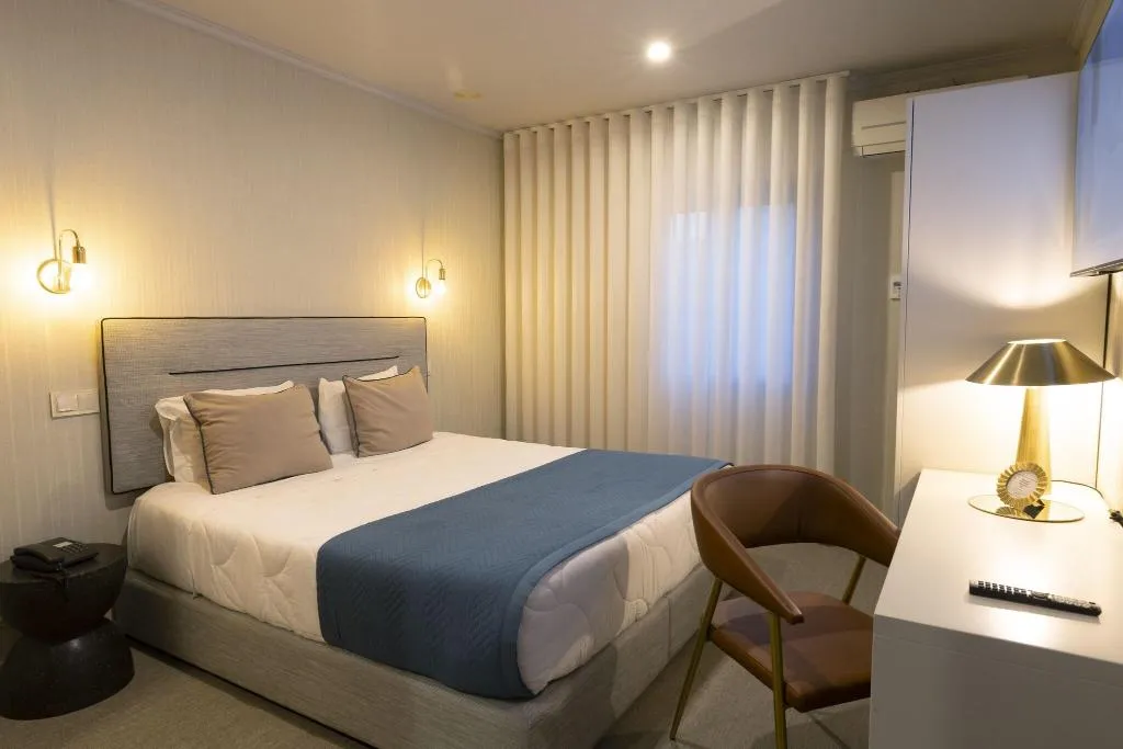 Double or Twin WITH DOUBLE BED Room, America, Porto