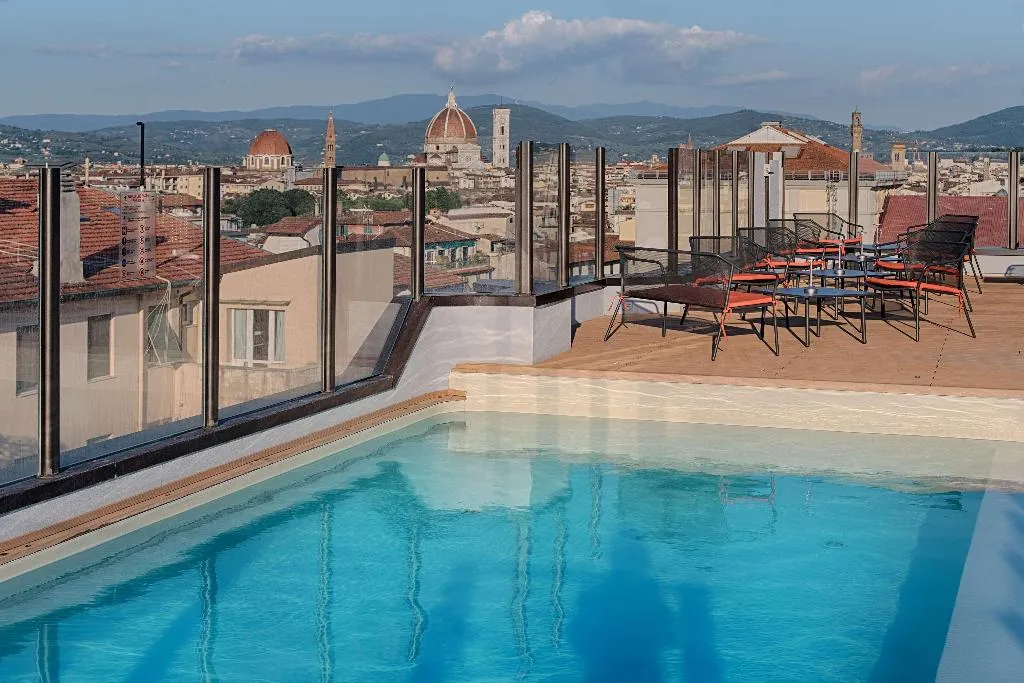 Pool, NH Firenze, Florence