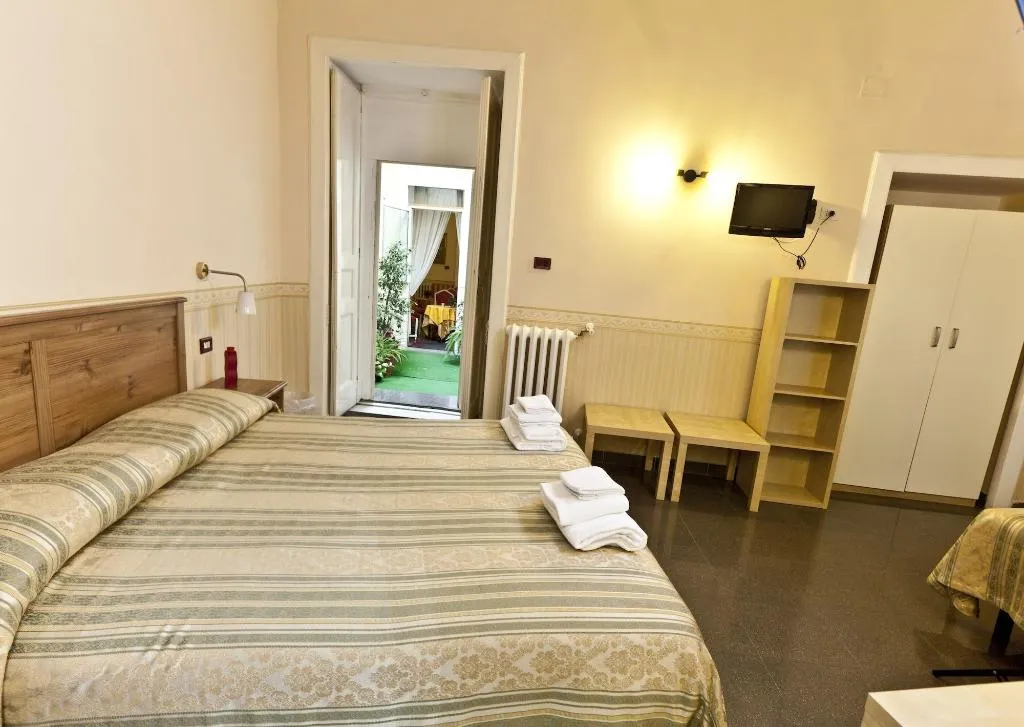 Room, Medinaples, Naples