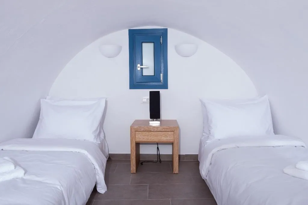 FAMILY ROOM MOUNTAIN VIEW Room, Tristhenia Hotel, Santorini
