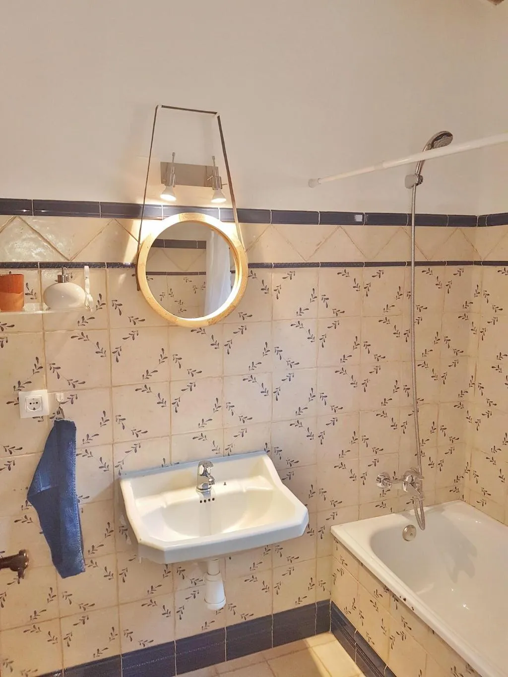 Room, Benali, Valencia