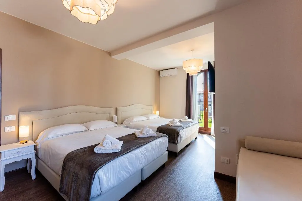 QUADRUPLE CLASSIC Room, Hotel Gardenia Sirmione, Milan