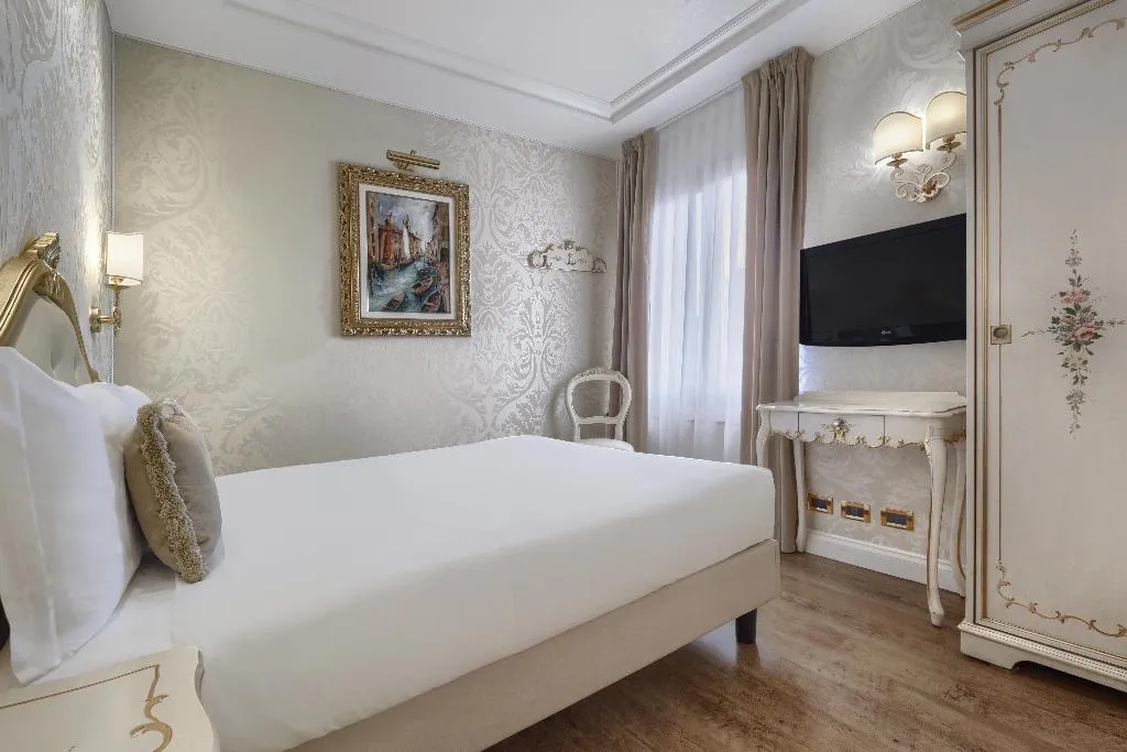 Room QUEEN SIZE BED Room, Hotel Olimpia Venice, BW Signature Collection, Venice