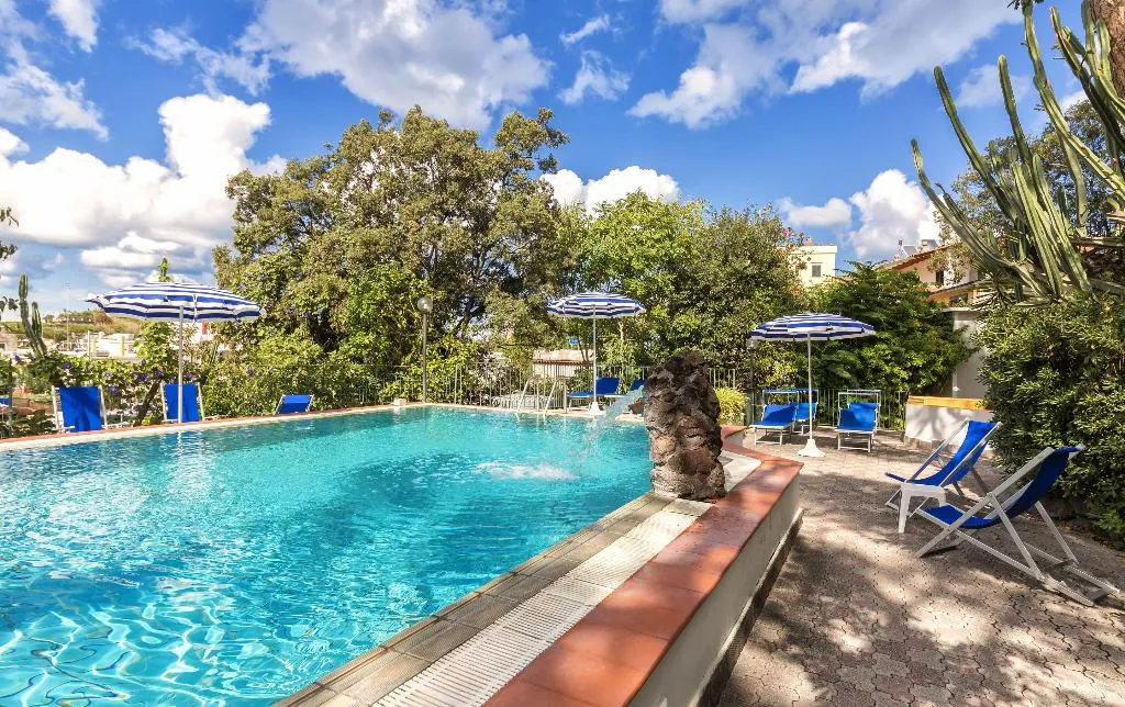 Pool, Vittoria, Naples