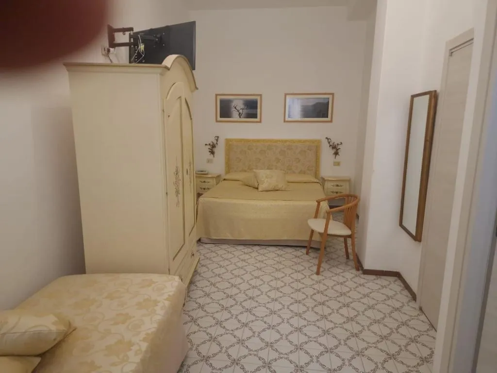 TRIPLE STANDARD Room, La Perla, Naples