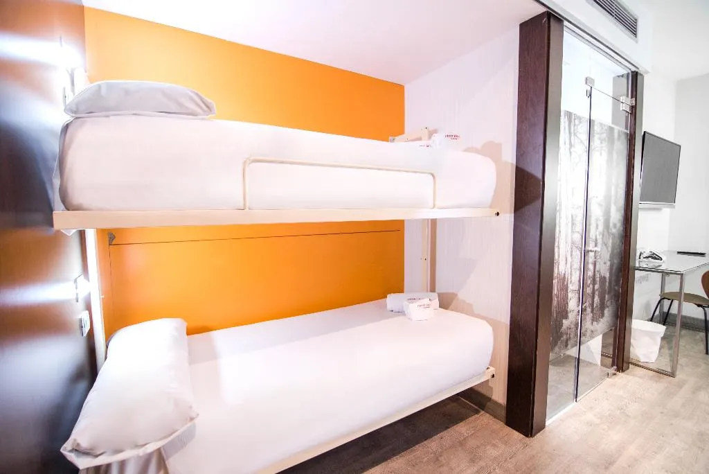QUADRUPLE STANDARD Room, Petit Palace President Castellana, Madrid