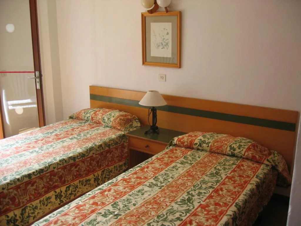 APARTMENT CAPACITY 8 THREE BEDROOMS Room, Sol Naixent-Bonaire, Majorca