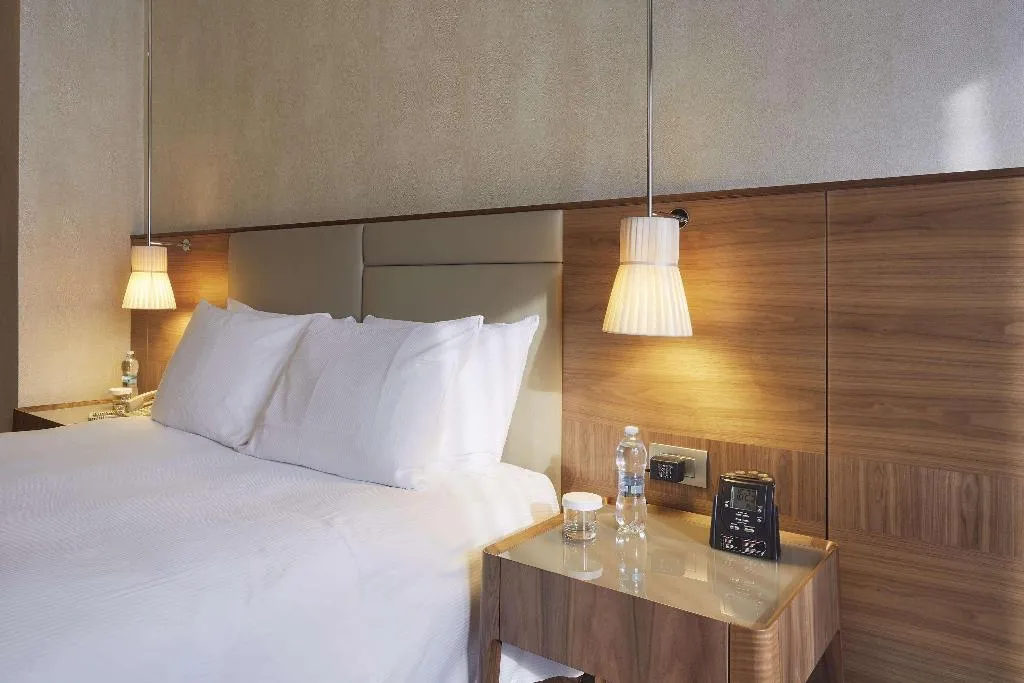DOUBLE DELUXE QUEEN BED Room, Hilton Milan, Milan