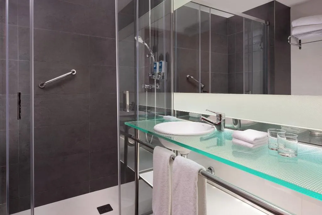 DOUBLE CLASSIC KING BED Room, Four Points by Sheraton Barcelona Diagonal, Barcelona