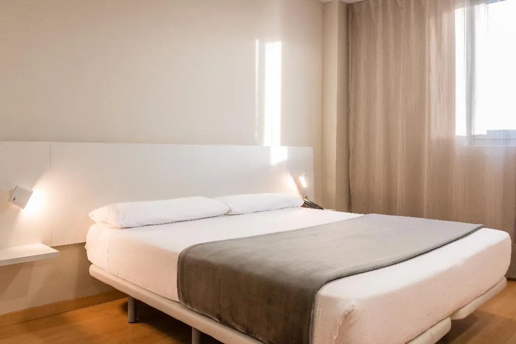 DOUBLE SUPERIOR Room, Vertice Roomspace Madrid, Madrid