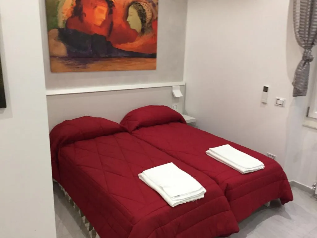 Room, Picaflor, Milan