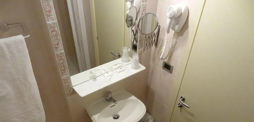 Room, Hotel Piacenza, Milan