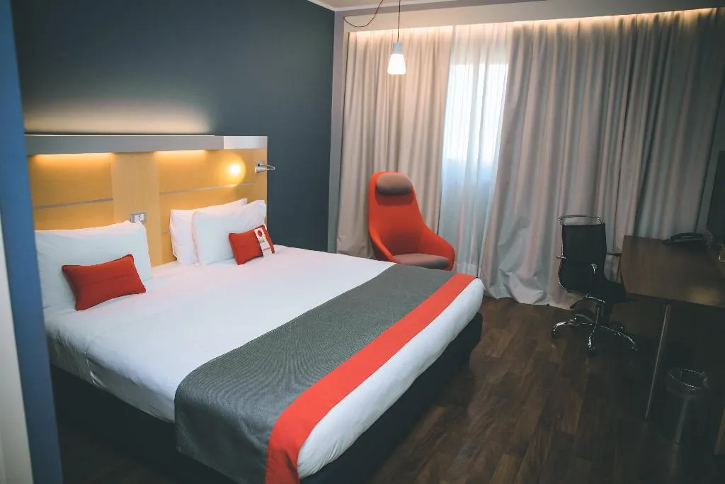 DOUBLE KING SIZE BED Room, Holiday Inn Express Milan-Malpensa Airport, Milan