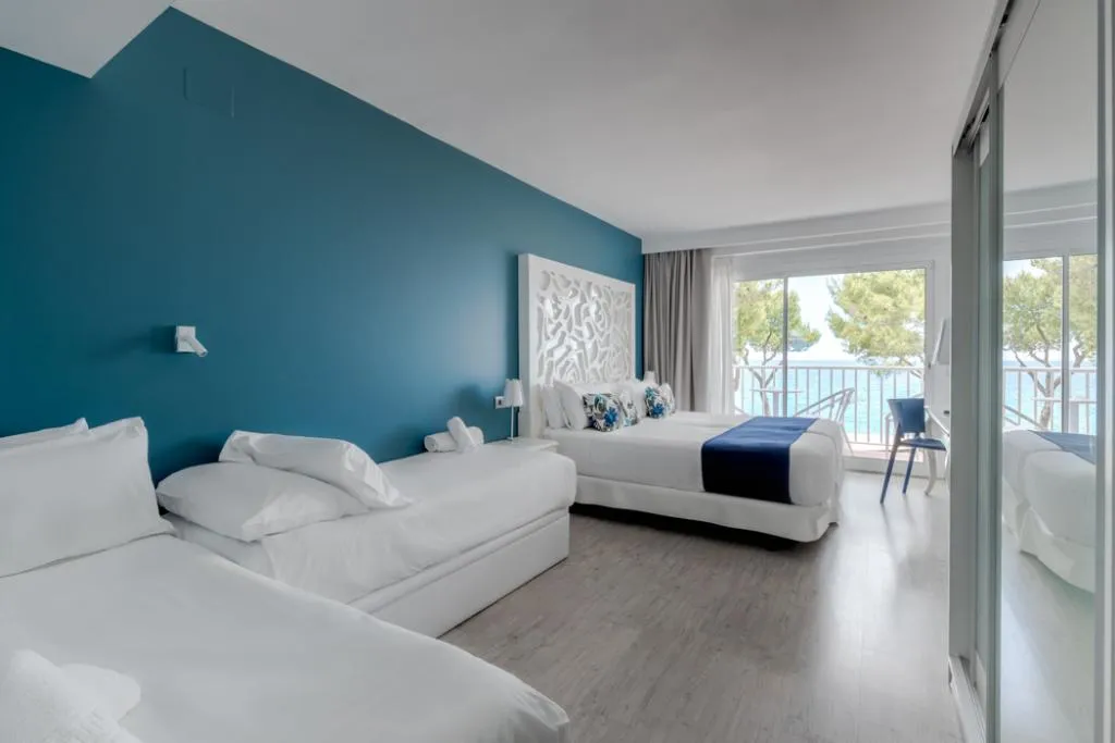 QUADRUPLE OCEAN FRONT WITH BALCONY Room, Hotel Planamar by Escampa Hotels, Costa Brava
