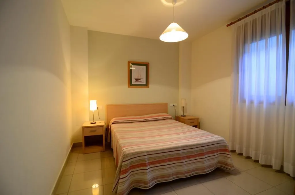 APARTMENT CAPACITY 6 TWO BEDROOMS Room, Mestral, Costa Brava