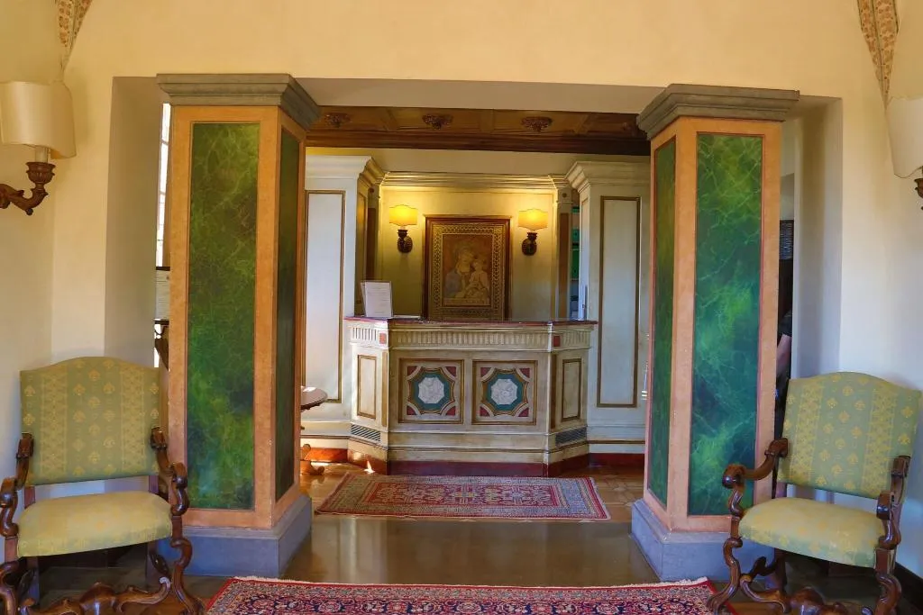 Lobby, La Collegiata, Florence