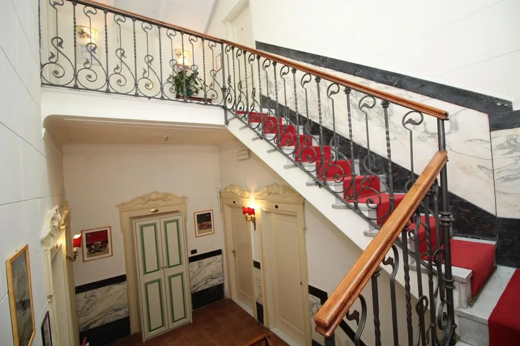 Lobby, Charly, Milan